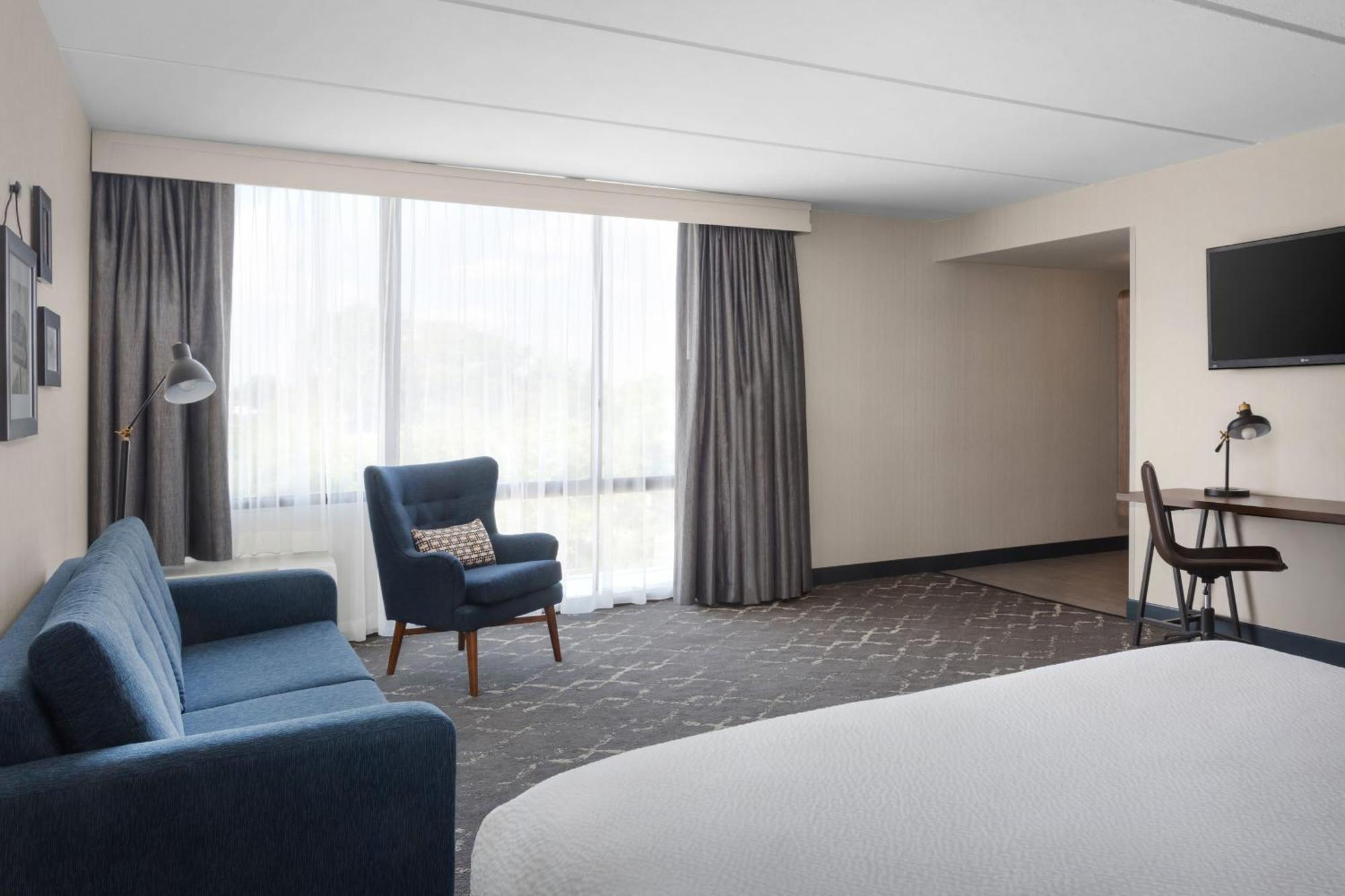 Отель Four Points Philadelphia Northeast Экстерьер фото