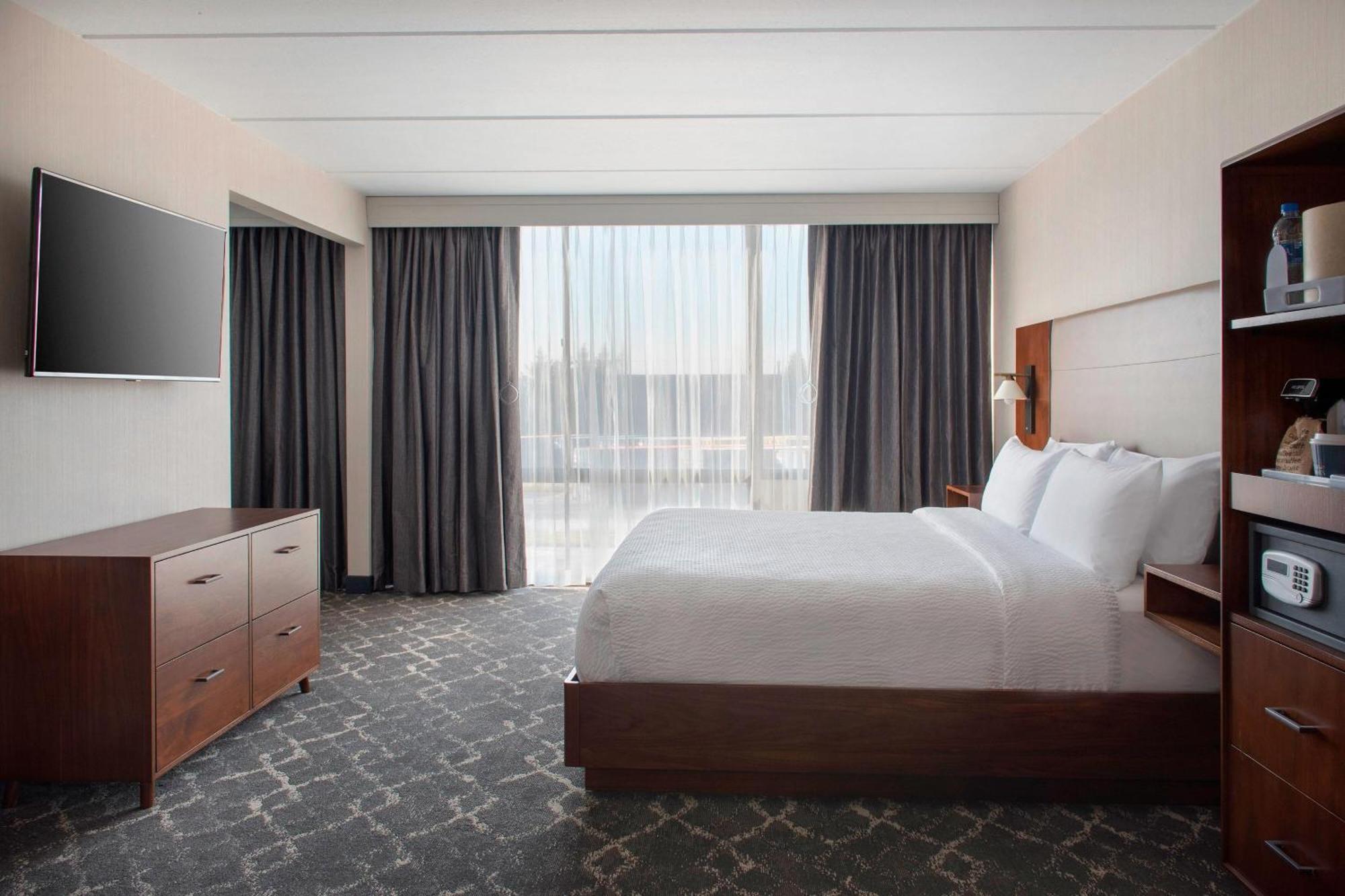 Отель Four Points Philadelphia Northeast Экстерьер фото