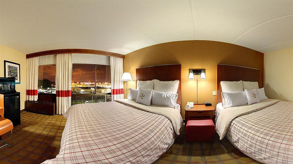 Отель Four Points Philadelphia Northeast Экстерьер фото