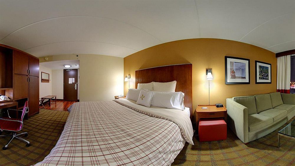 Отель Four Points Philadelphia Northeast Экстерьер фото
