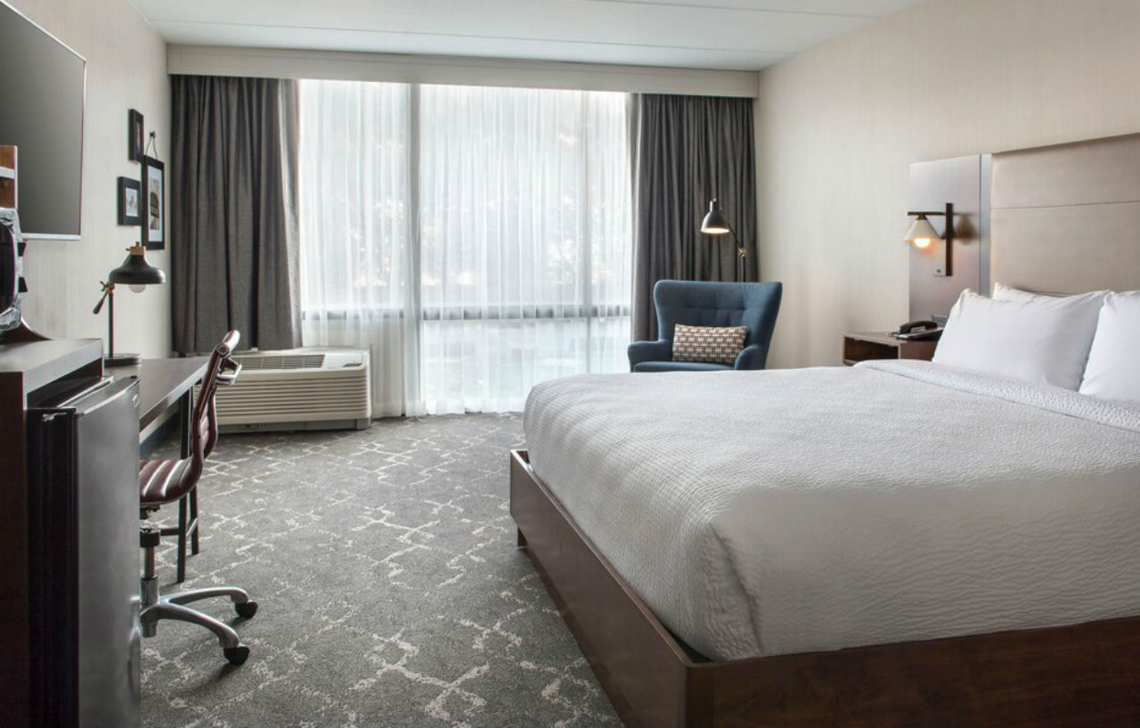 Отель Four Points Philadelphia Northeast Экстерьер фото